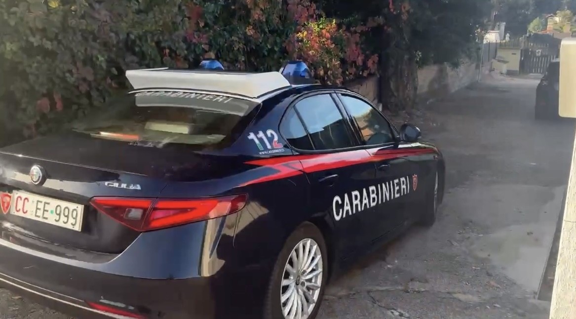 Imperia, spara alla compagna e poi scappa: arrestato dai carabinieri. La donna è salva