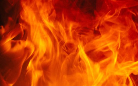 Incendio a Mornese sotto controllo, ma resta il rischio di focolai