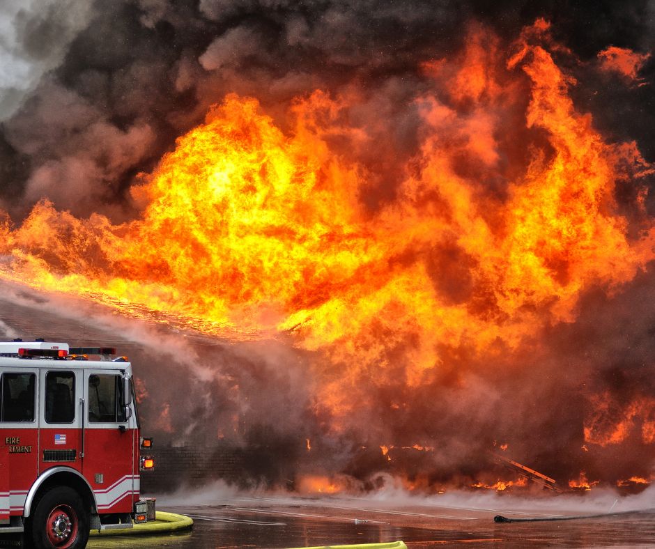 Incendio nella pineta: fiamme riattizzate dal vento