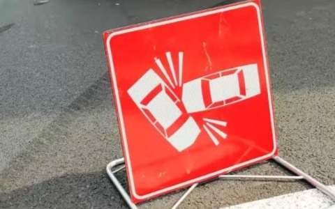Auto fuori controllo finisce sulla pista ciclabile ad Alessandria