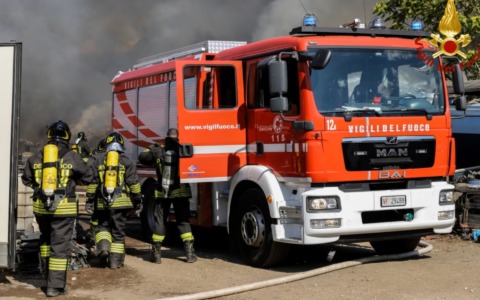 Crollo di mattoni in via Garibaldi: area messa in sicurezza