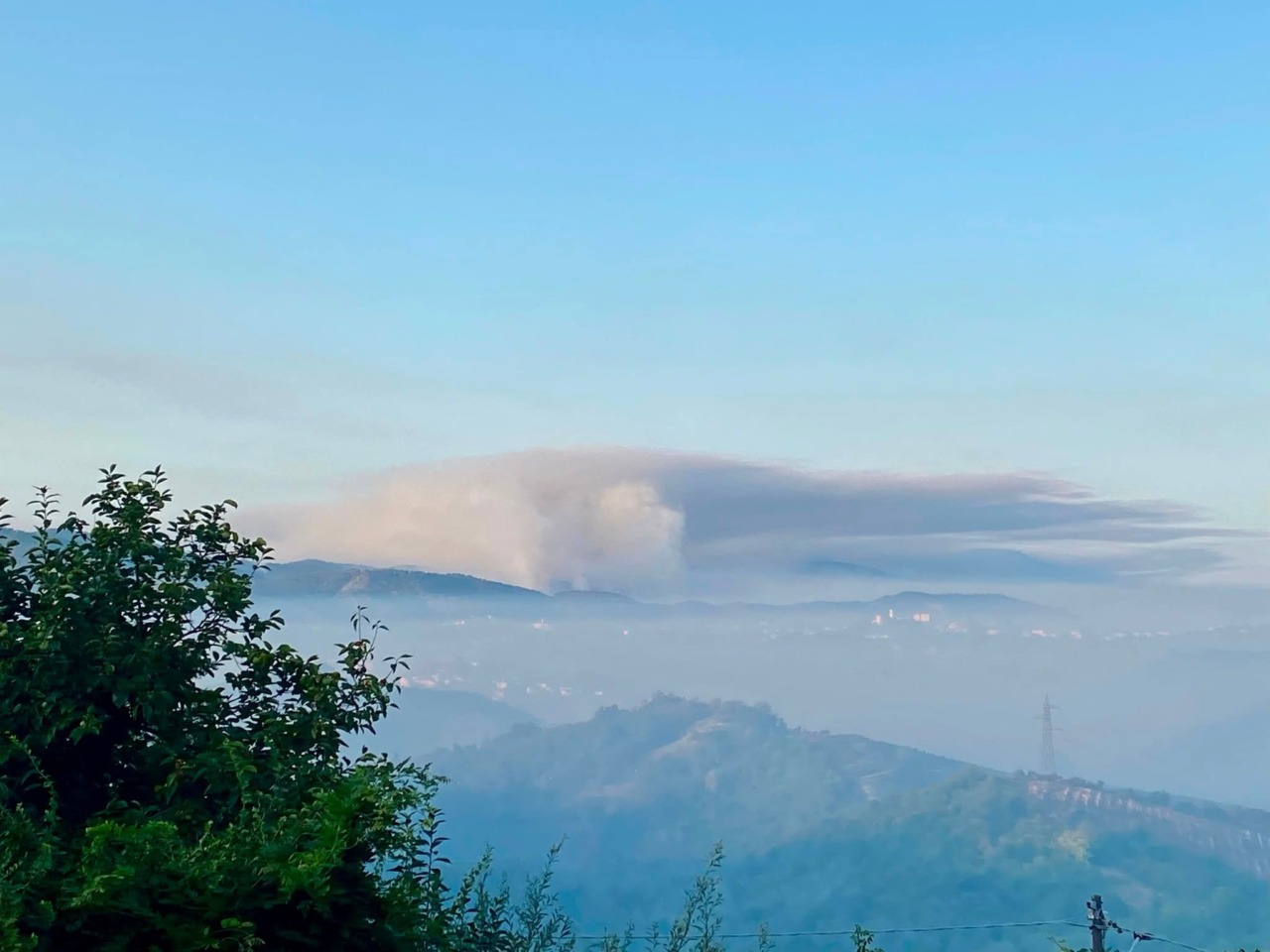 A fuoco i boschi di Mornese: evacuazione in località Cravaria a Casaleggio Boiro