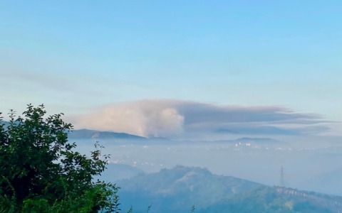 A fuoco i boschi di Mornese: evacuazione in località Cravaria a Casaleggio Boiro
