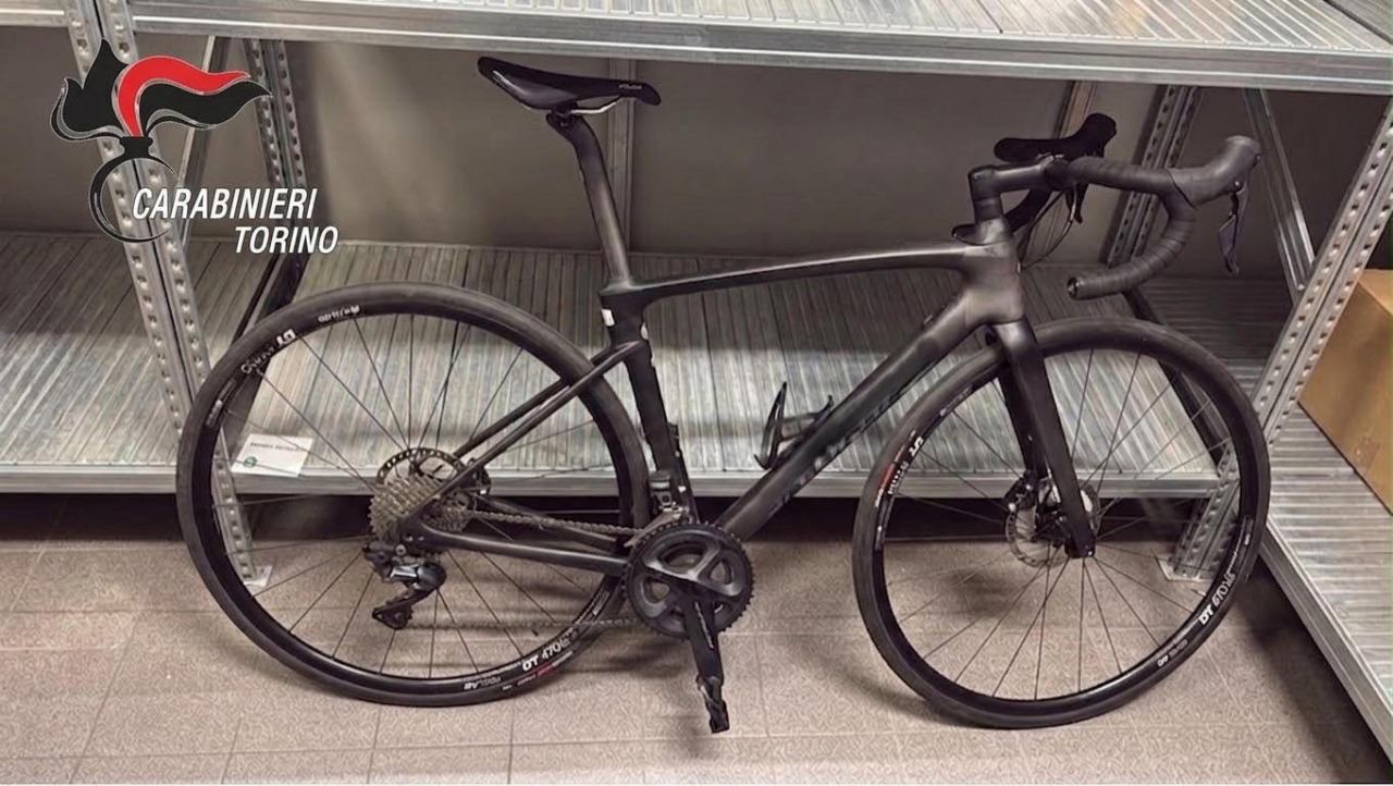 Torino, rompono i finestrini di un’auto e rubano una bici: arrestata 23enne