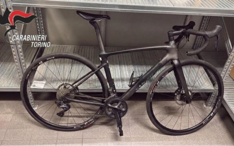 Torino, rompono i finestrini di un’auto e rubano una bici: arrestata 23enne