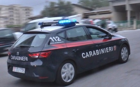 Lite davanti ad un bar ad Ivrea: donna stacca a morsi un dito alla presunta rivale