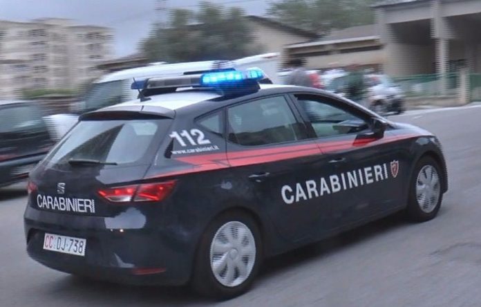 Lite davanti ad un bar ad Ivrea: donna stacca a morsi un dito alla presunta rivale