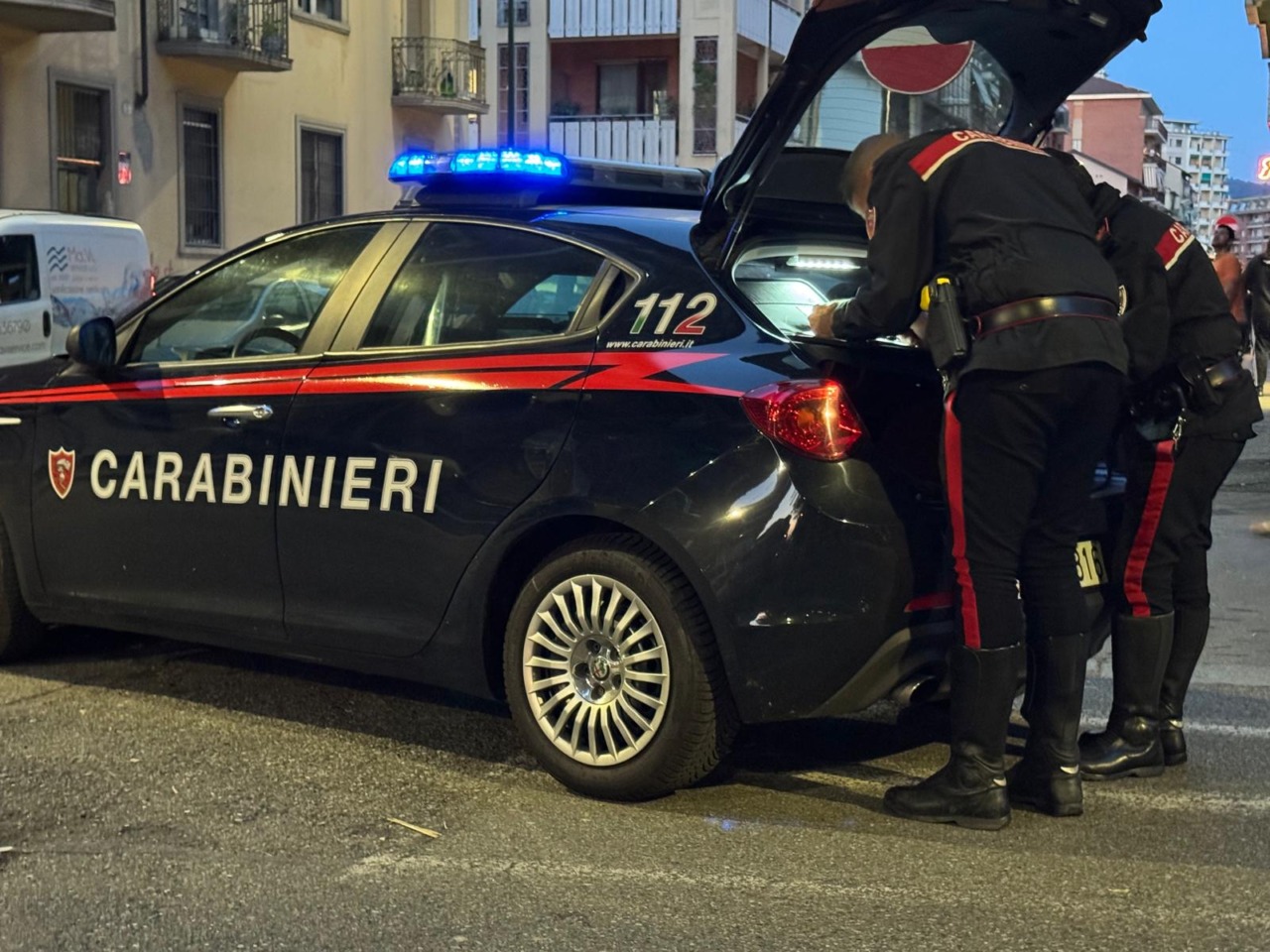 Lite in strada a Torino, mannaia e pistola contro un 52enne: arrestato 63enne