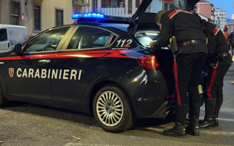 Lite in strada a Torino, mannaia e pistola contro un 52enne: arrestato 63enne