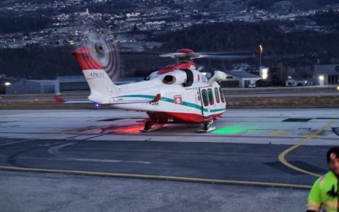 Scontro tra auto e moto sull’autostrada A26: grave motociclista di 23 anni
