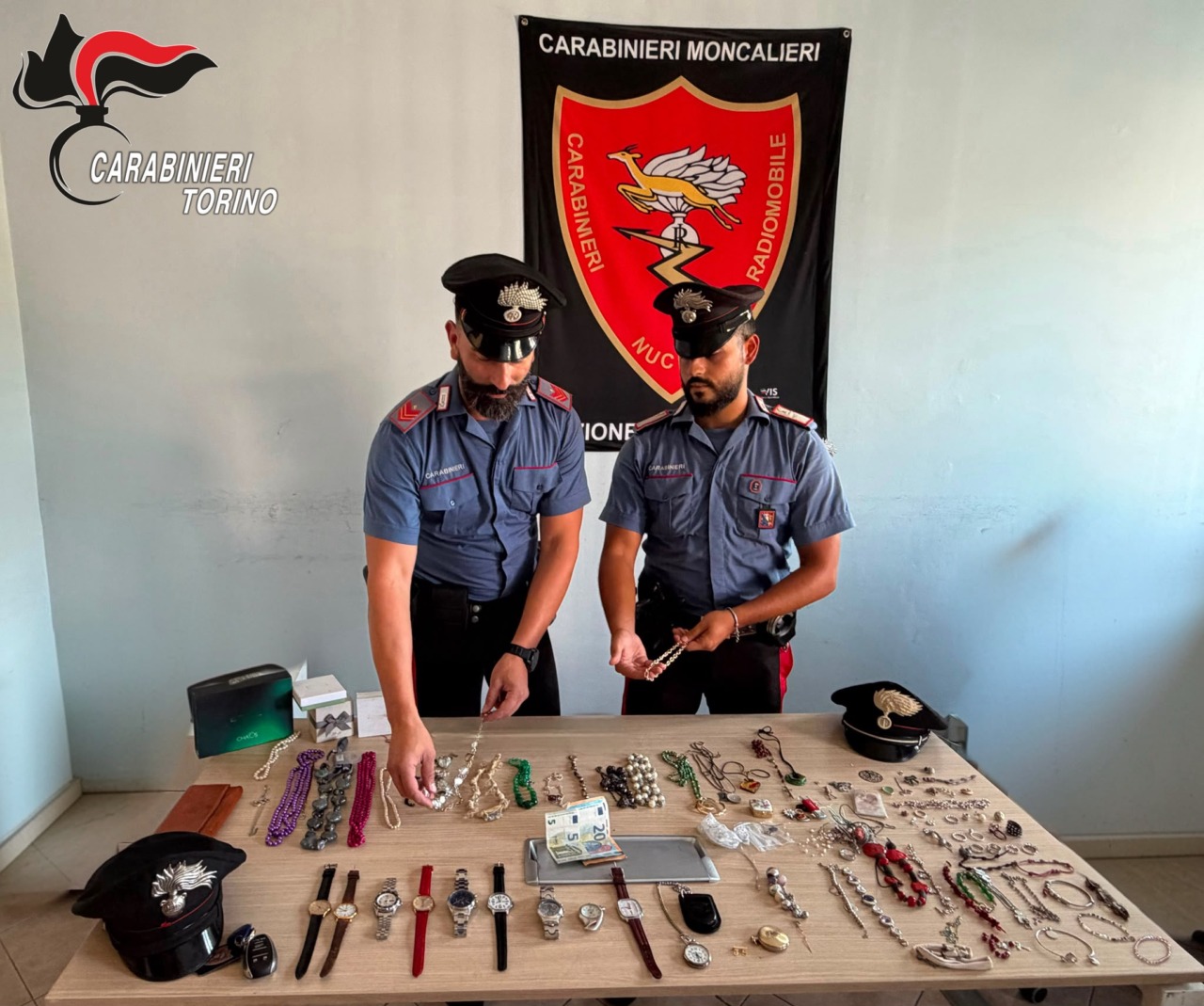 Vede un ladro in casa grazie alla telecamera: arrestato dopo un inseguimento