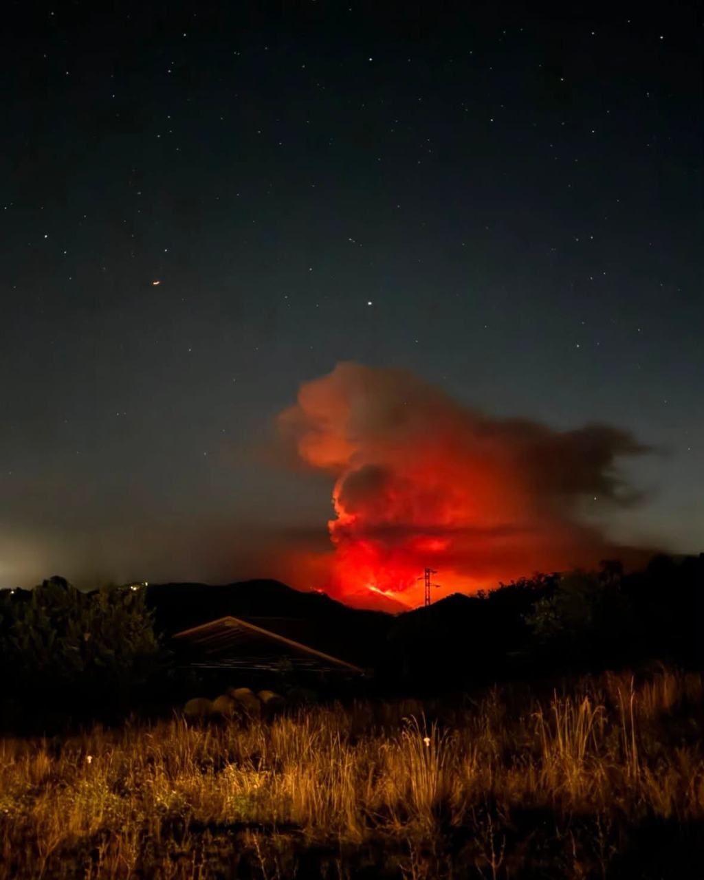 Mornese, nuovo focolaio nella pineta: l’incendio non dà tregua