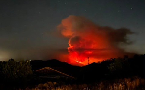 Mornese, nuovo focolaio nella pineta: l’incendio non dà tregua