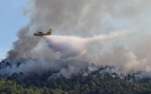 Incendio nei boschi di Mornese: in azione anche un Canadair. Evacuata cascina a Bosio