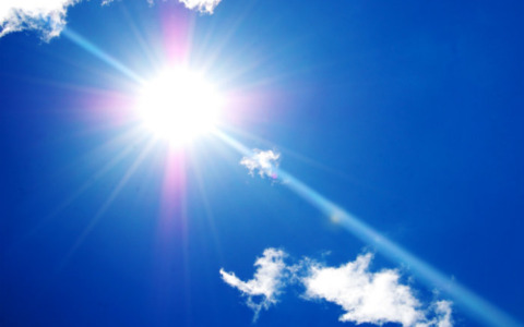 Estate e fake news sulle creme solari: il sole non va demonizzato, ma vissuto con prudenza