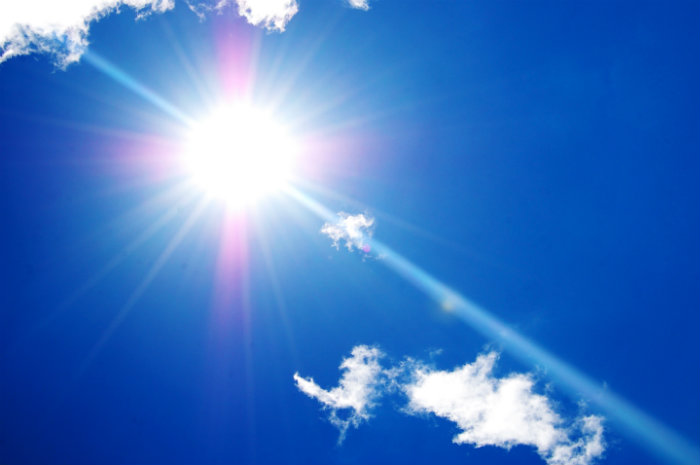 Estate e fake news sulle creme solari: il sole non va demonizzato, ma vissuto con prudenza