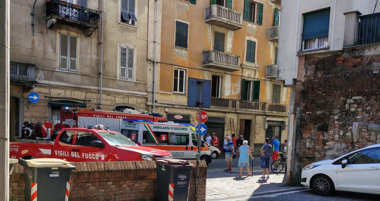 Crolla un pavimento a Serravalle Scrivia: 12enne cade in un negozio sottostante, ma si salva