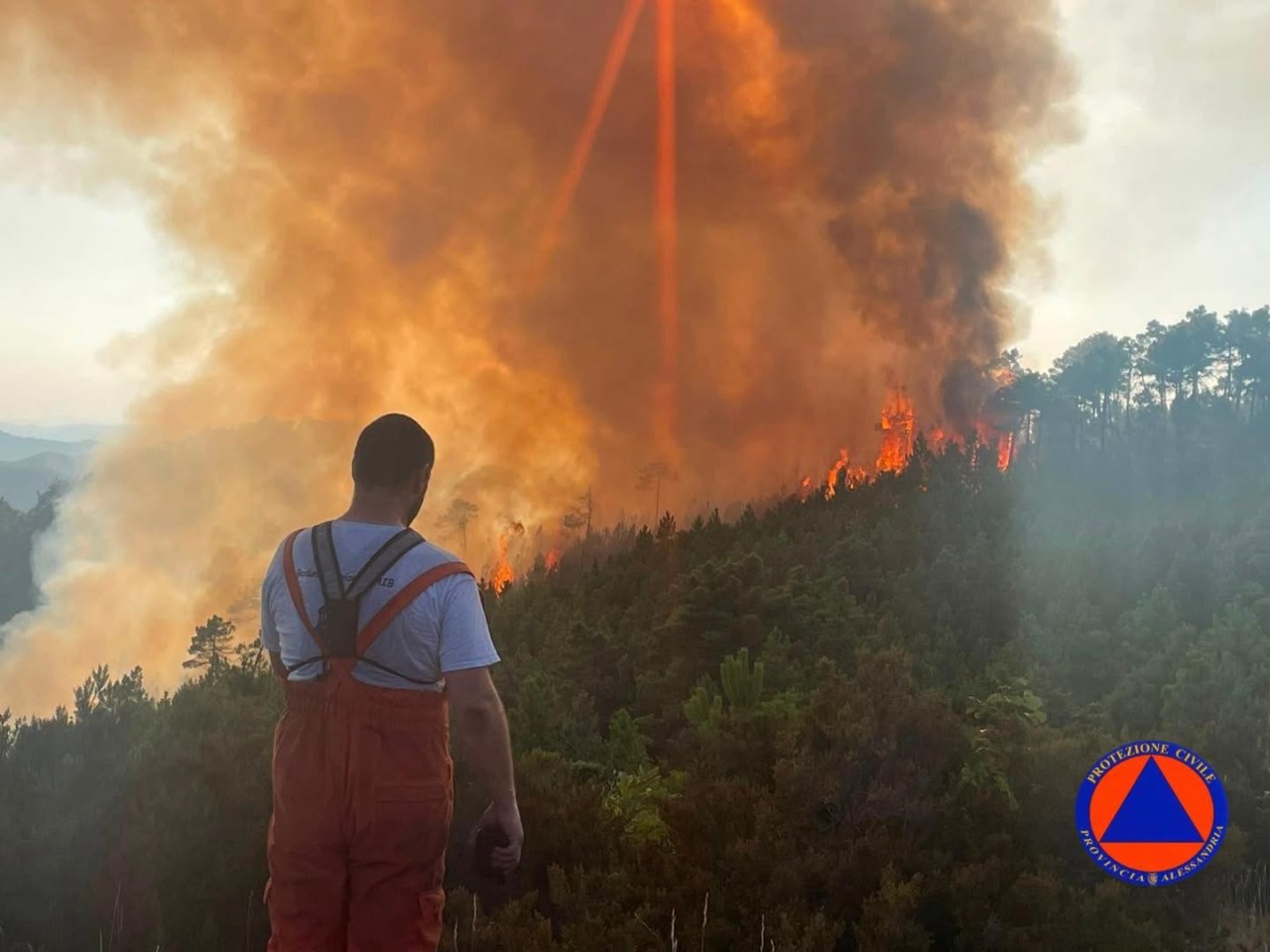 Incendio di Mornese, la Protezione Civile: “Niente raccolte autonome e non avvicinatevi alle aree operative”