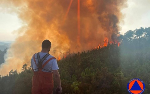Incendio di Mornese, la Protezione Civile: “Niente raccolte autonome e non avvicinatevi alle aree operative”