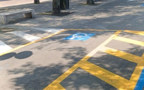 Nuova veste per il parcheggio disabili in piazza della Libertà Alessandria