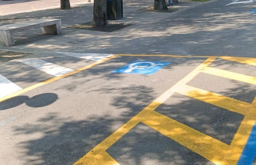 Nuova veste per il parcheggio disabili in piazza della Libertà Alessandria