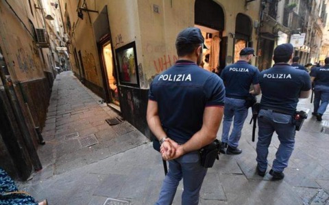 Tentano un furto al distributore H24. Cinque giovani denunciati a Genova