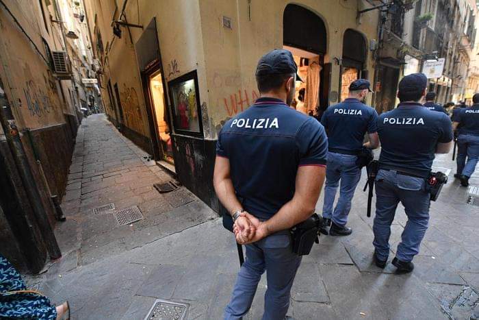 Tentano un furto al distributore H24. Cinque giovani denunciati a Genova