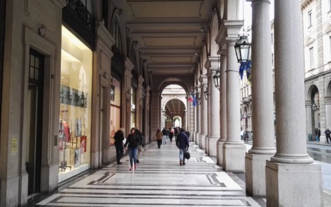 Schiaffeggia e rapina donna in pieno centro a Torino: 18enne arrestato dalla Polizia