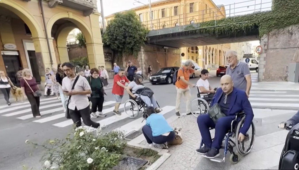 Acqui Terme: i problemi dei disabili affrontati dal sindaco in un tour cittadino in sedia a rotelle