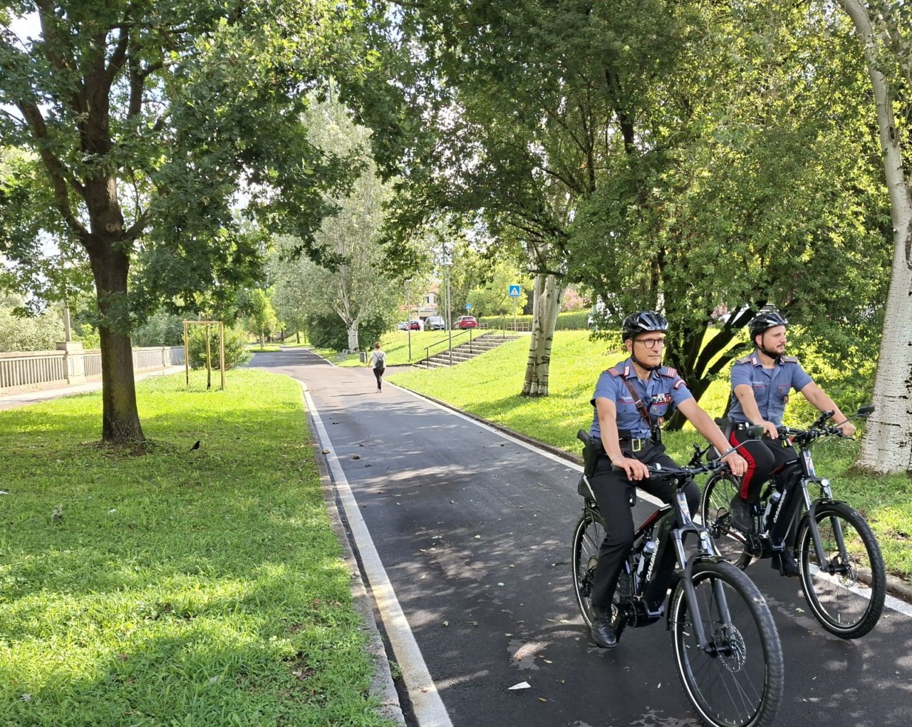 A Casale Monferrato le pattuglie dei Carabinieri in e-bike: maggiori controlli lungo il Po e nei parchi