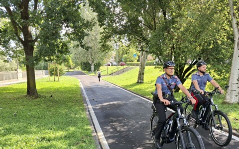 A Casale Monferrato le pattuglie dei Carabinieri in e-bike: maggiori controlli lungo il Po e nei parchi