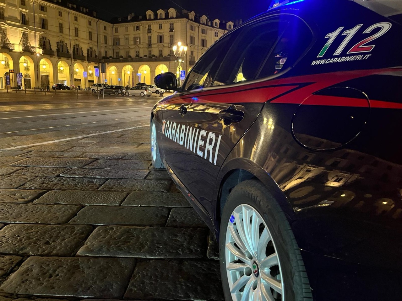 Bivacco negli androni dei palazzi del quartiere San Salvario a Torino: divieto di dimora per una coppia
