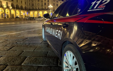 Bivacco negli androni dei palazzi del quartiere San Salvario a Torino: divieto di dimora per una coppia
