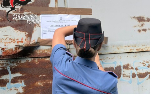 Costruzioni abusive e rifiuti a ridosso del Po: denunciato imprenditore edile nel Torinese