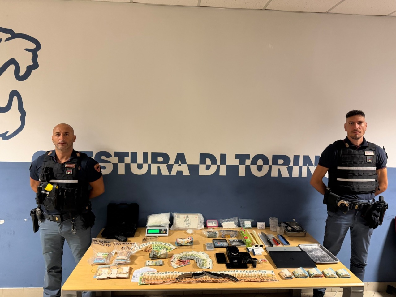 Un vero e proprio laboratorio dello spaccio in un B&B nel centro di Torino: arrestato un 34enne