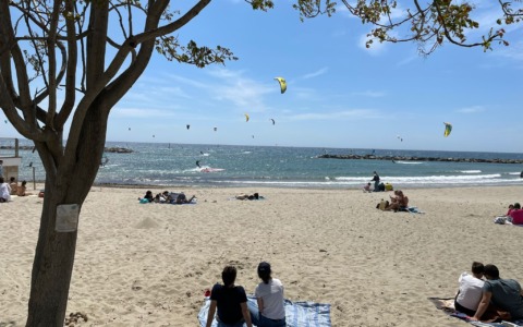 L’estate del caro prezzi: reggono gli stranieri, ma gli italiani accorciano i giorni di vacanza