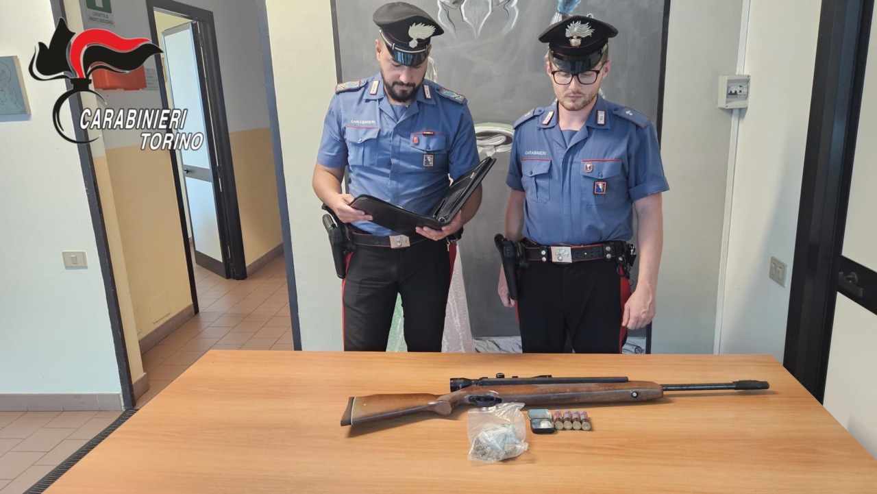 Minaccia di morte l’ex compagna e la colpisce al volto: arrestato 37enne nel Canavese