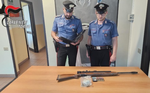 Minaccia di morte l’ex compagna e la colpisce al volto: arrestato 37enne nel Canavese