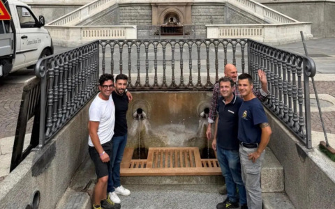 Sostituita la storica griglia in legno della Bollente di Acqui Terme