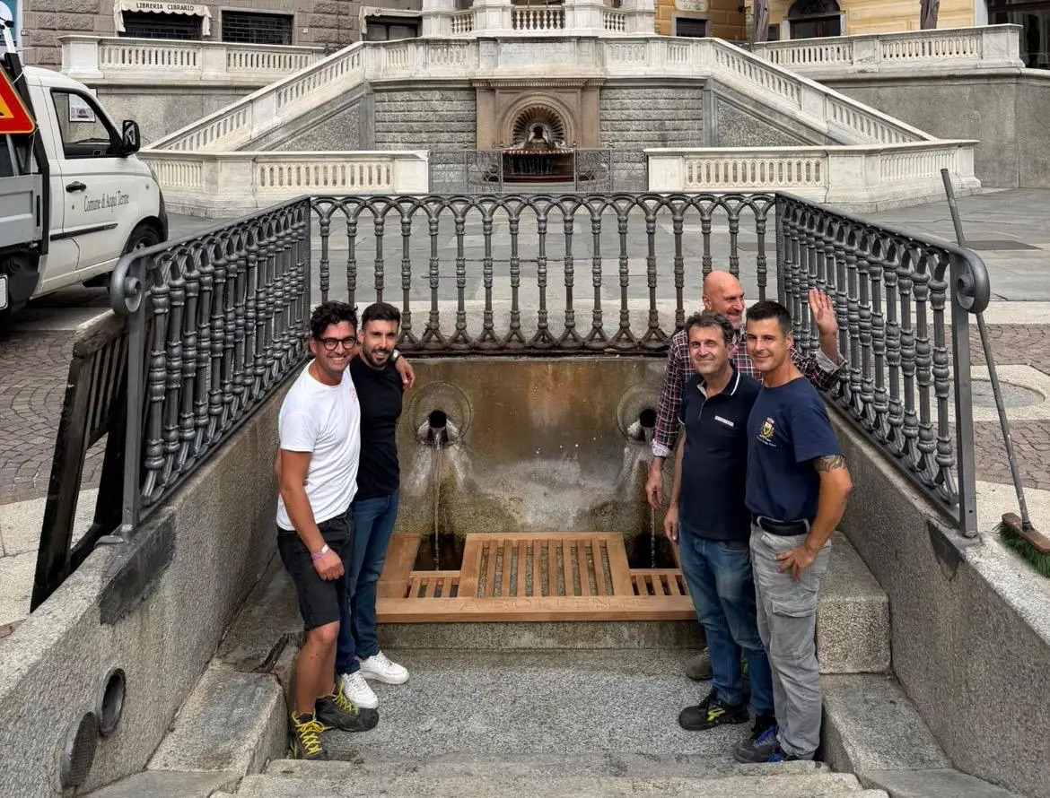 Sostituita la storica griglia in legno della Bollente di Acqui Terme