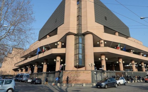Rissa a Torino: le preghiere di una madre fuori dal tribunale