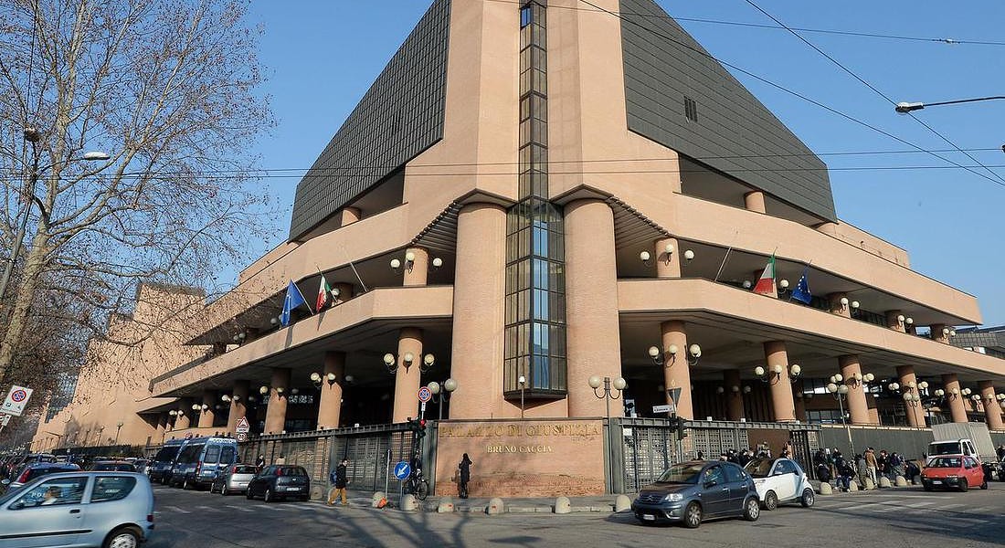 Rissa a Torino: le preghiere di una madre fuori dal tribunale