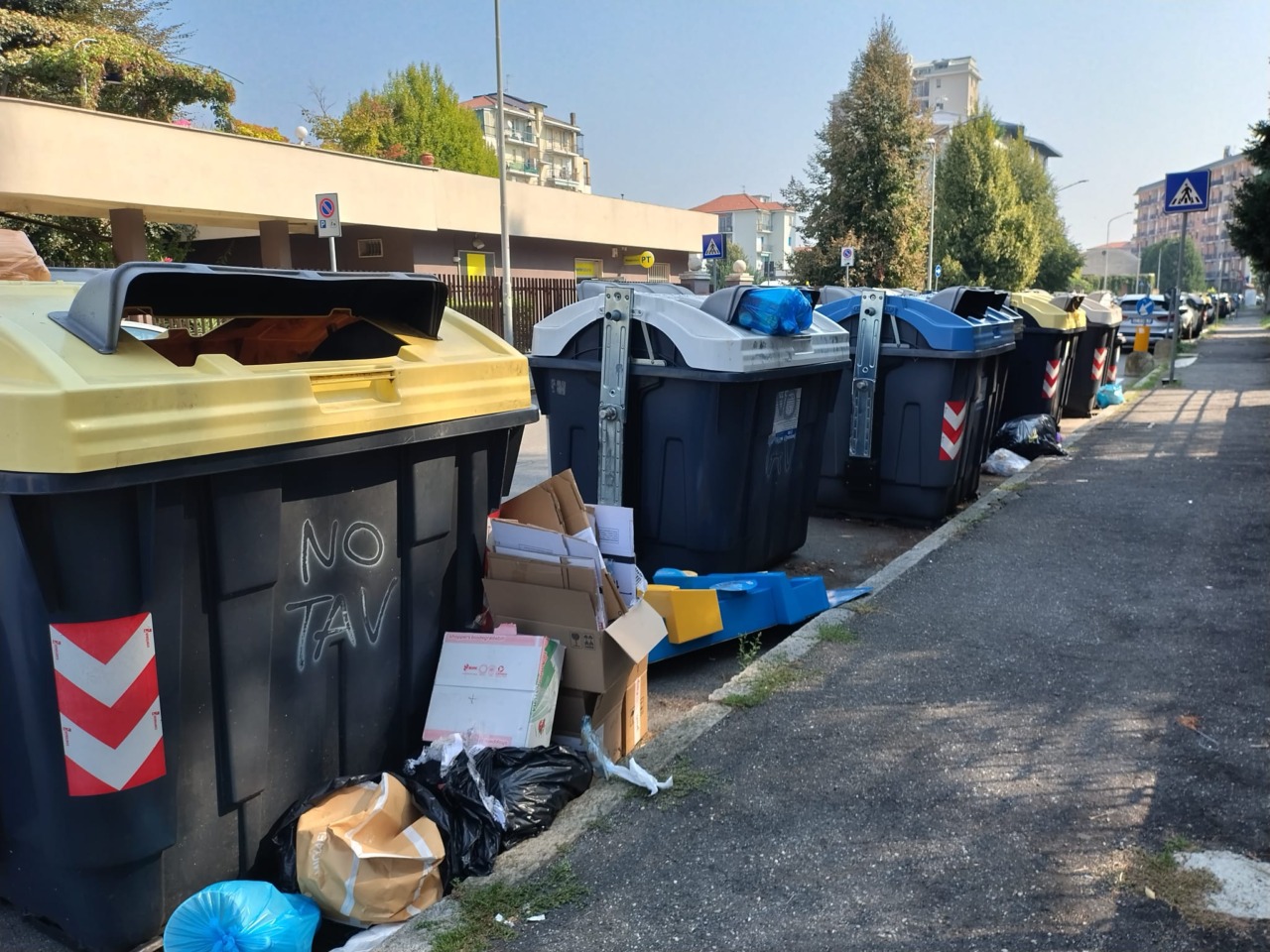 Storie di non decoro urbano: cassonetti presi come discariche a cielo aperto ad Alessandria