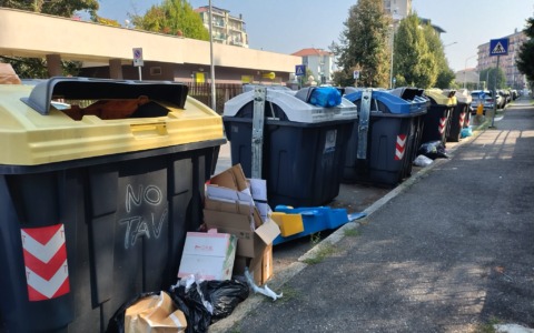 Storie di non decoro urbano: cassonetti presi come discariche a cielo aperto ad Alessandria