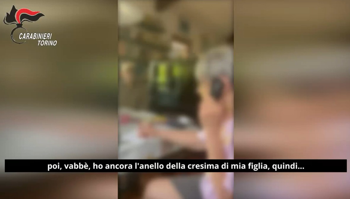 Anziana nel Torinese riconosce la truffa e chiama il 112: Carabinieri fermano falso maresciallo