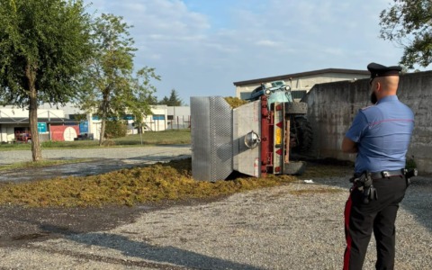 Cade dal trattore mentre trasporta l’uva: 35enne ferito a Capriata d’Orba