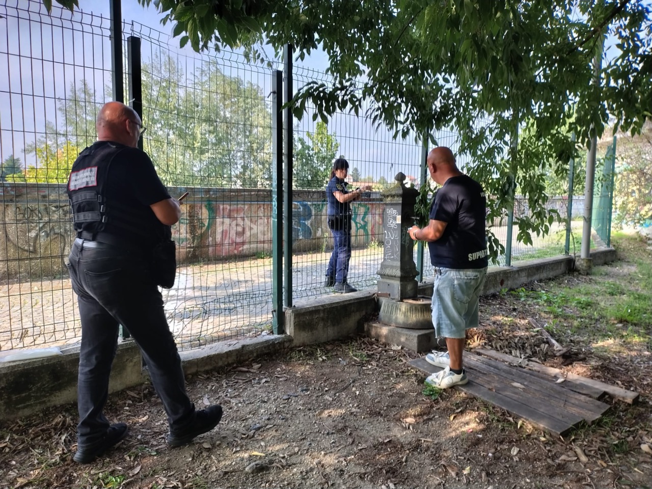 Prende a calci la recinzione del Palacima di Alessandria: denunciato