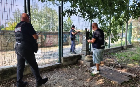 Prende a calci la recinzione del Palacima di Alessandria: denunciato