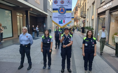 Alessandria, la Protezione Civile ha celebrato 25 anni: volontari in sfilata nel centro città