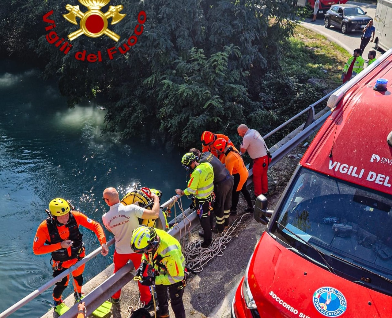 Auto nel canale a Villareggia: vigili del fuoco al lavoro per escludere persone coinvolte